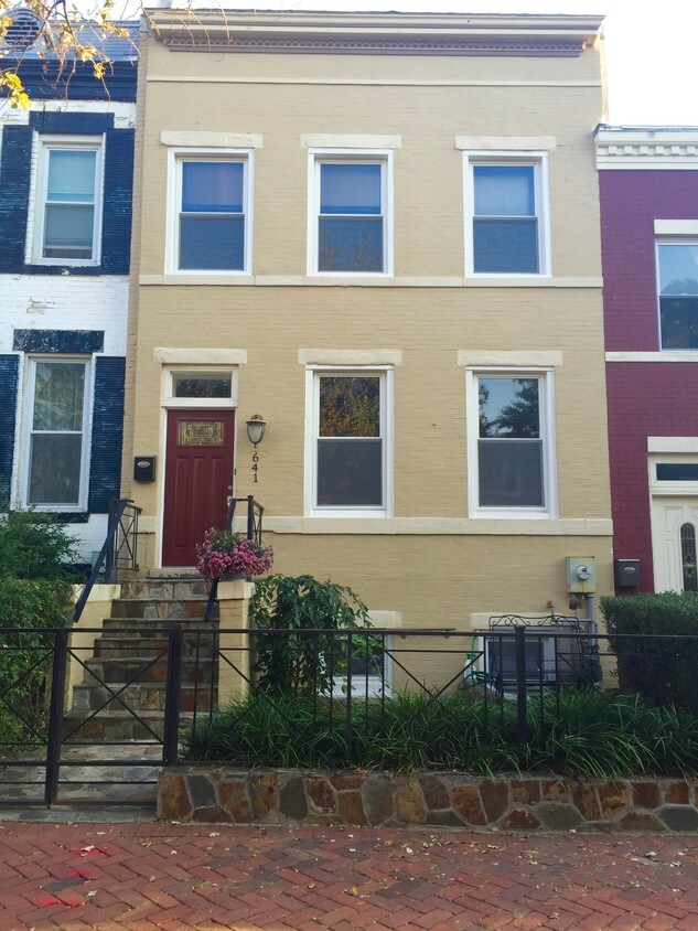 Primary Photo - 641 L St NE