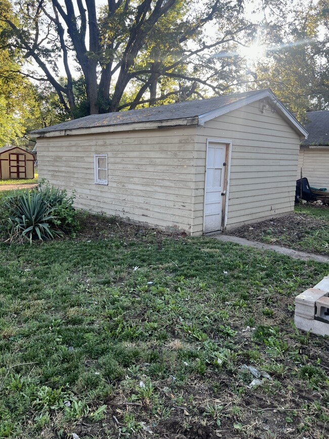 Building Photo - 311 NE Paramore St
