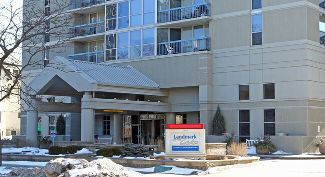 Building Photo - Landmark On The Lake