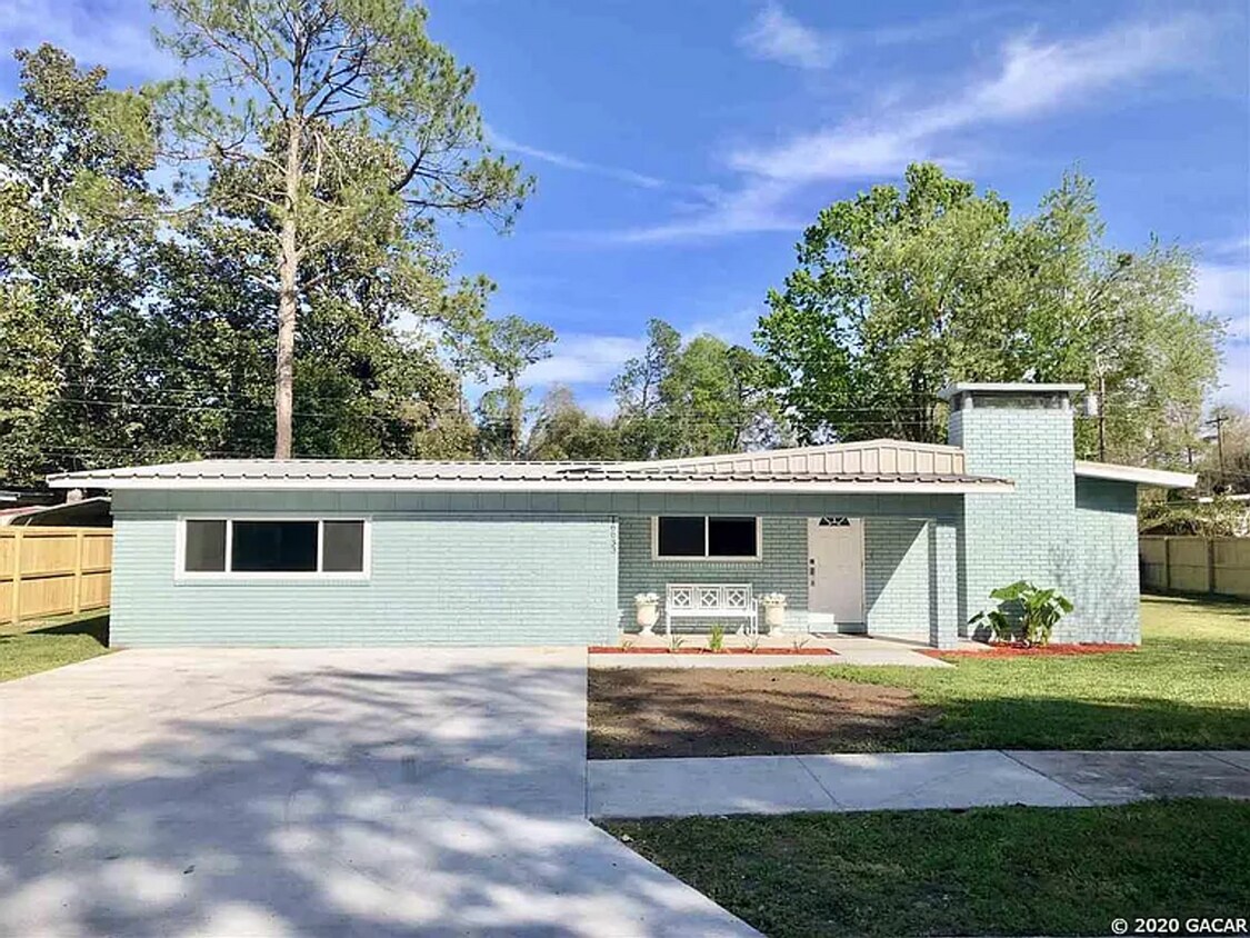 Primary Photo - Modern Comfort Meets Classic Charm – Spacious Alachua Rental