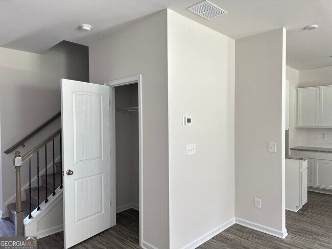 Building Photo - 1138 Chastain Dr