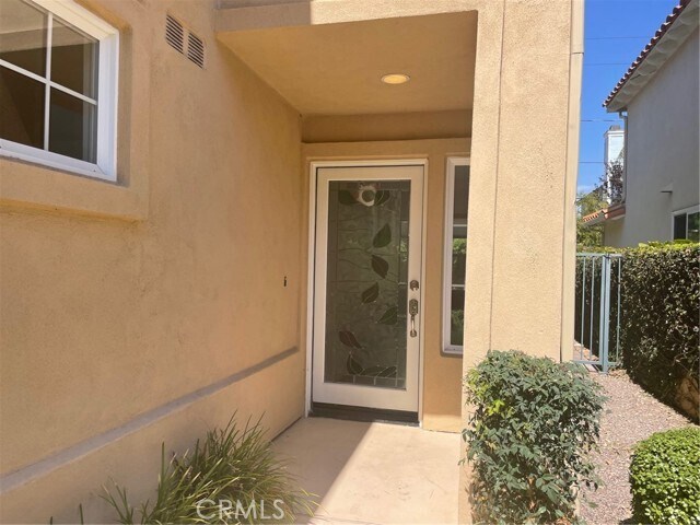 Building Photo - 372 E 15th St