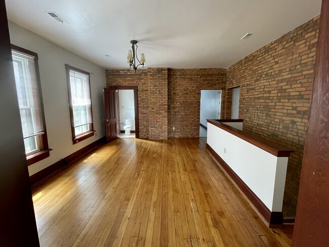 Building Photo - 217 E Sycamore St