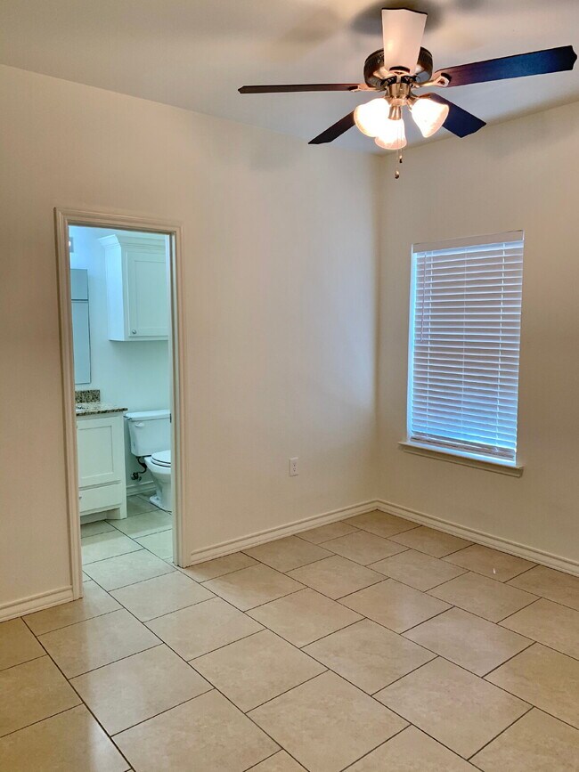 Foto del edificio - Nearly new & spacious duplex close to Tech