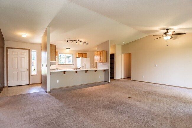 Foto del edificio - Charming 3-Bedroom Home in Redmond: Spacious Yard & Prime Location!