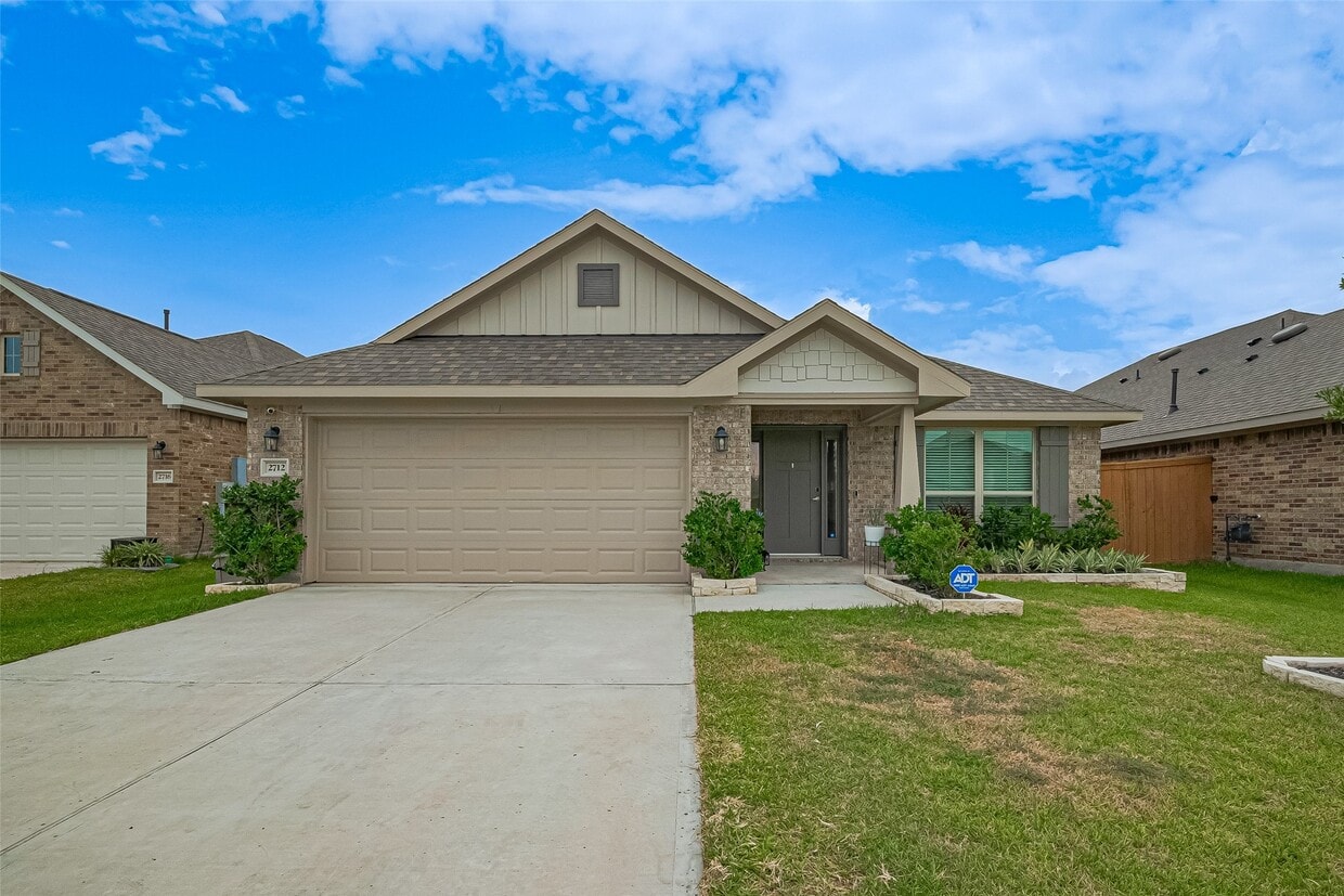 Foto principal - 2712 Golden Palms Ln