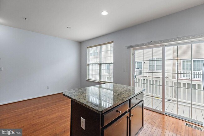 Building Photo - 1367 Parish Ave