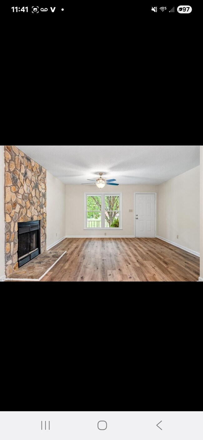 Sala de estar/Chimenea - 1819 Bothwell St