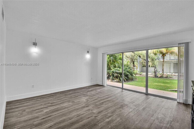 Foto del edificio - 9371 Fontainebleau Blvd