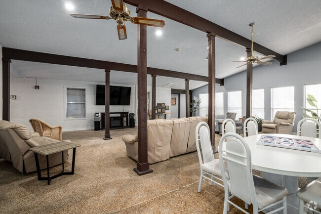 Building Photo - Silver Oaks Villas