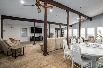 Building Photo - Silver Oaks Villas