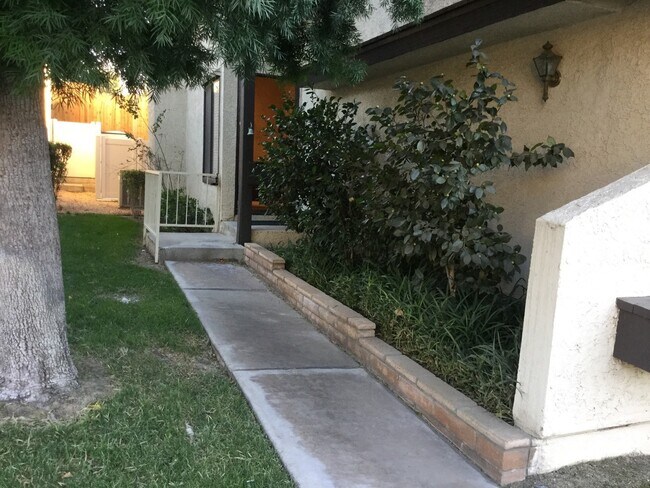 Building Photo - 2 Bedroom 2.5 Bathroom Condo in Canyon Crest