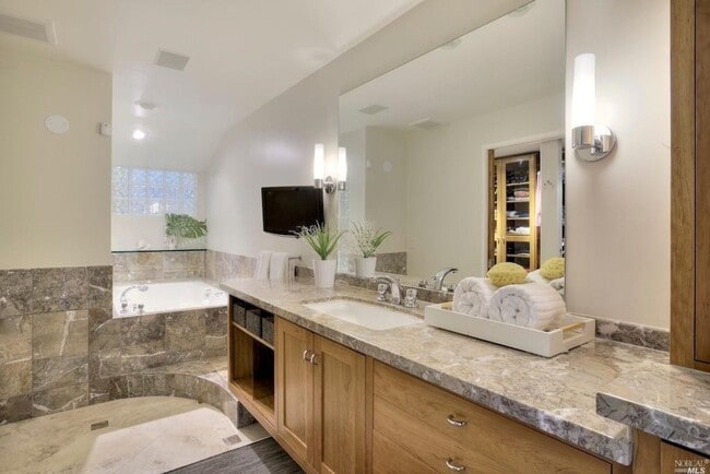 Foto del edificio - Beautiful Home w/ Stunning Views from Ever...