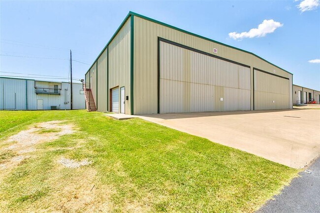 Building Photo - 572 Aviator Dr