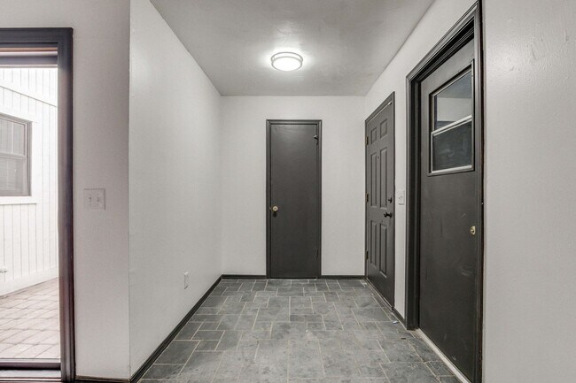 Foto del edificio - Light-Filled Mid-Century Vibes: 2BR/2BA w/...