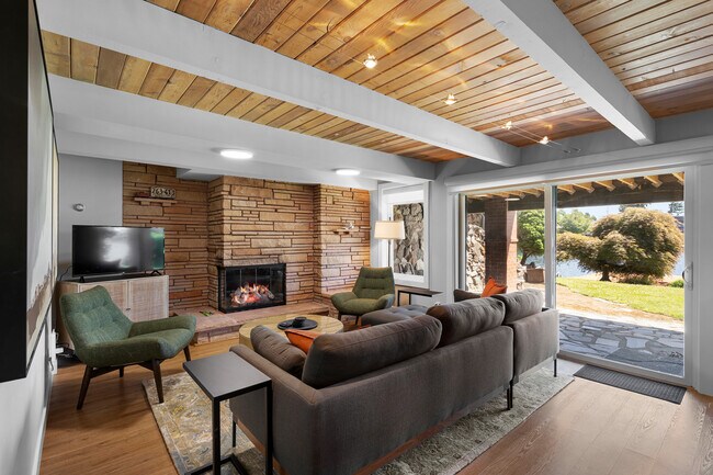 Foto del edificio - 21426 NE Blue Lake Rd