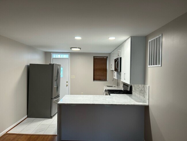 Foto del edificio - 2 Bedroom Townhome in Baltimore