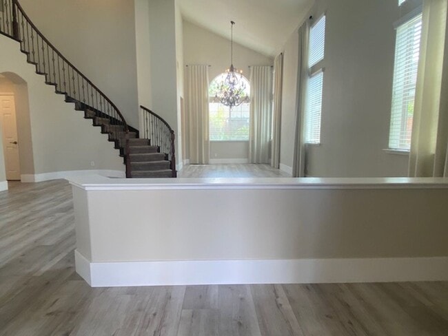 Building Photo - Immaculate home in W. Roseville!