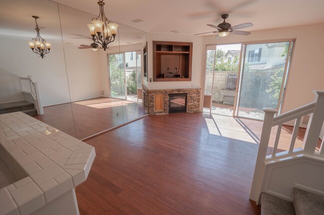 Foto del edificio - 2 Bedroom Townhome in Santa Clarita!