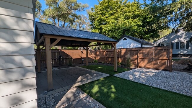 Building Photo - 206 Elm Ln
