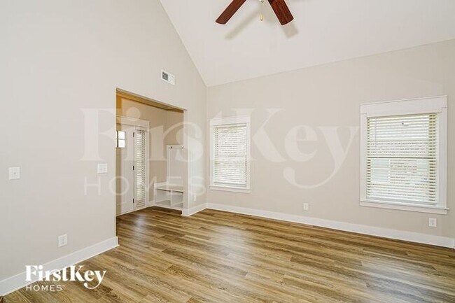 Foto del edificio - 1360 Woodridge Pl