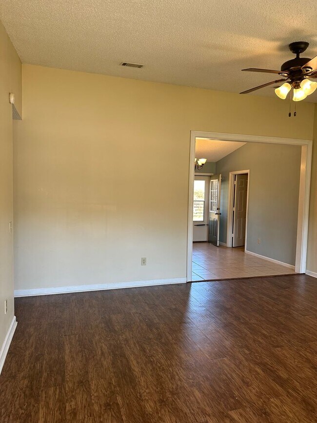 Foto del edificio - 3 Bedroom 2 Bath Pet Friendly Home.