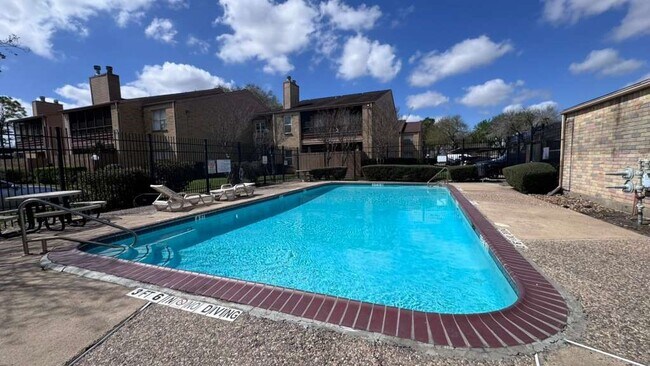 Foto del edificio - 10555 Turtlewood Ct