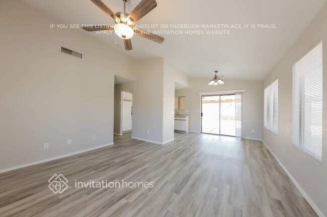 Foto del edificio - 8559 W Carol Ave