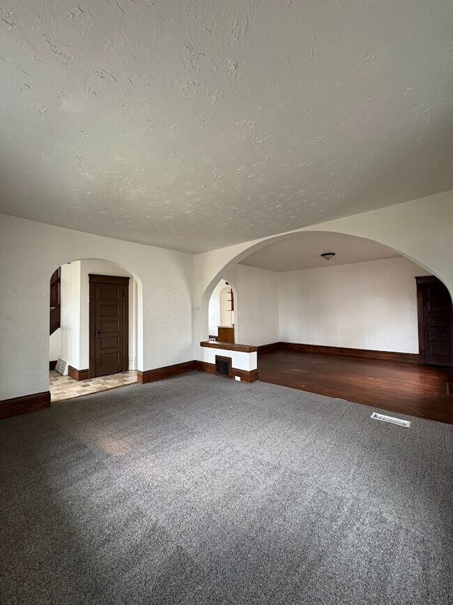 Building Photo - Large 4 bedrooms 2 full bathroom home for rent