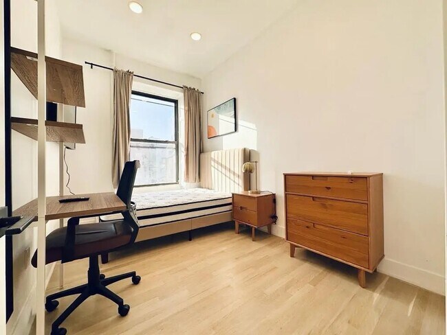 Foto del edificio - Furnished room/NOT APARTMENT