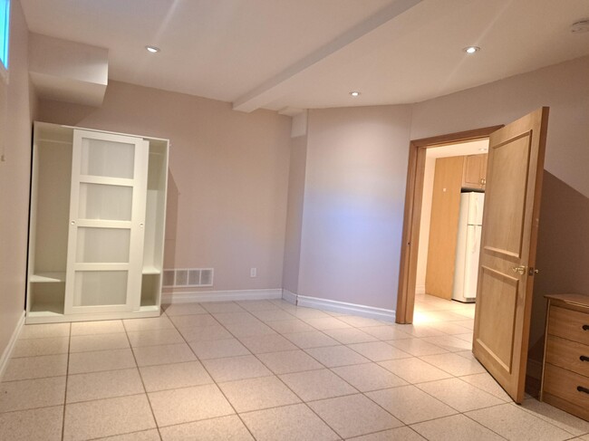 Building Photo - Spacious One Bedroom Basement Apartment wi...