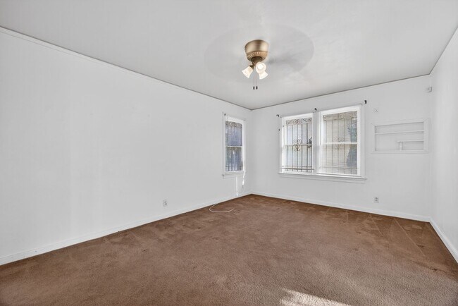 Foto del edificio - Spacious 3-Bedroom Corner Home with Garage & Private Courtyard