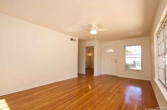 Building Photo - 922 Sumner Dr