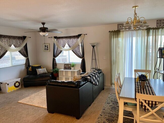 Foto del edificio - Spacious 4 Bed/3 Bath Duplex in Greeley - Water/Sewer Included in Rent