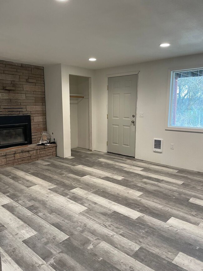 Foto del edificio - 1 Bedroom, 1 bath lower basement apartment!