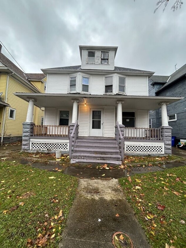 Primary Photo - Charming 3-Bedroom Home with Great Space /...