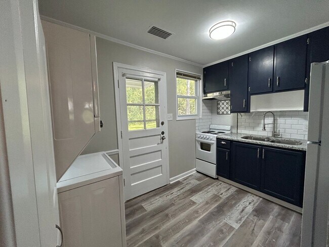 Foto del edificio - Updated 2 bedroom/ 1 bathroom condo locate...