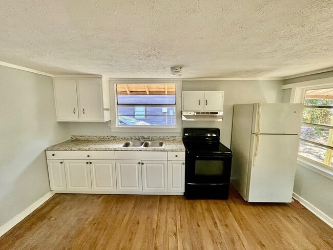 Building Photo - CUTE Zephyrhills 2BR/1BA w/Gorgeous Wood Finish Floors Throughout