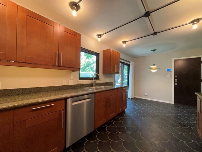 Building Photo - 1415 Hillcrest Dr