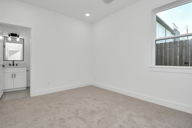 Building Photo - 3024 Live Oak St