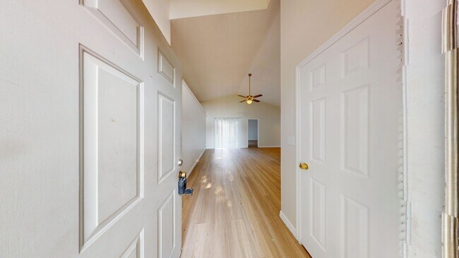 Foto del edificio - Beautiful 3 Bed/ 2 Bath Home with Two Car ...