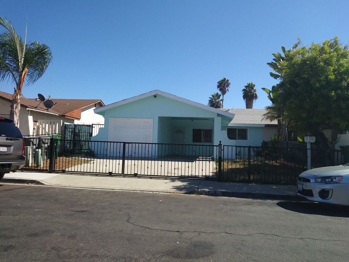 Primary Photo - 4757 Calle Los Santos