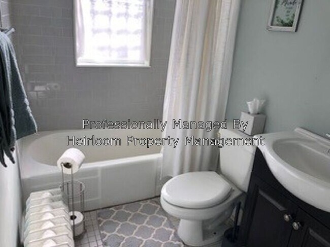 Building Photo - 1417 E 1st St