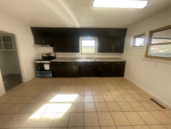 Building Photo - 4 bedroom 1 bath home available Now!