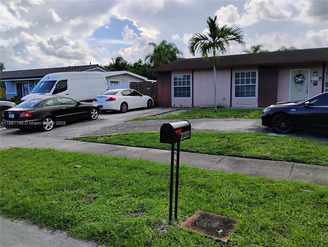 Foto principal - 20200 NW 33rd Ave