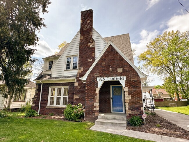 Building Photo - 928 Canfield Rd