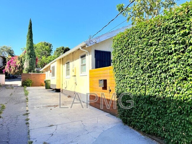 Foto del edificio - 4447 Lockwood Ave