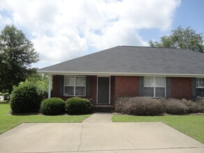 Building Photo - 2010 Essex Dr