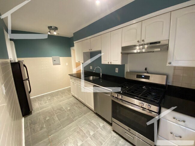 Building Photo - 3 Bedroom