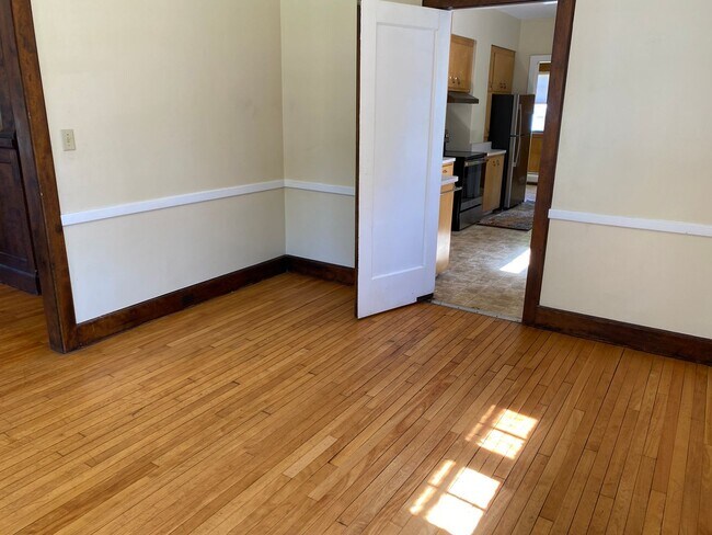 Foto del edificio - 4-Bedroom, 1.5-Bath Home Just A Few Blocks From Downtown